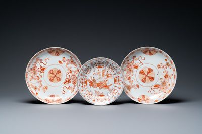 Een paar Chinese ijzerrode en vergulde schotels en een lotusvormig bord, Kangxi