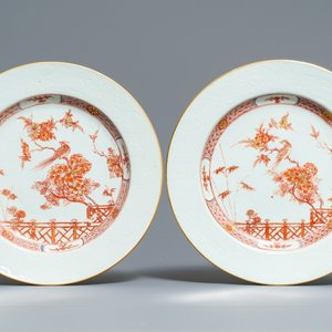 Een paar Chinese ijzerrode en vergulde schotels met onderglazuur decor, Qianlong — foto 1
