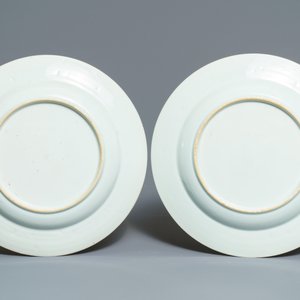 Een paar Chinese ijzerrode en vergulde schotels met onderglazuur decor, Qianlong — foto 2