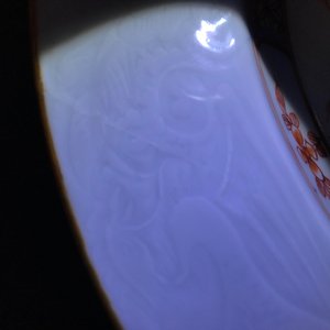 Een paar Chinese ijzerrode en vergulde schotels met onderglazuur decor, Qianlong — foto 7