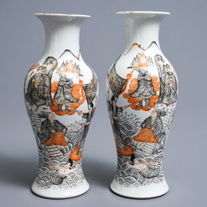Een paar Chinese ijzerrode, grisaille en vergulde vazen, Hongxian merk, 20e eeuw — foto 1