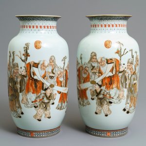 Een paar Chinese ijzerrode, grisaille en vergulde vazen, Qianlong merk, 20e eeuw — foto 1