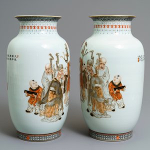 Een paar Chinese ijzerrode, grisaille en vergulde vazen, Qianlong merk, 20e eeuw — foto 4