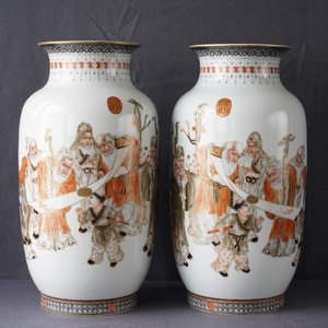 Een paar Chinese ijzerrode, grisaille en vergulde vazen, Qianlong merk, 20e eeuw — foto 7