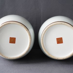 Een paar Chinese ijzerrode, grisaille en vergulde vazen, Qianlong merk, 20e eeuw — foto 9