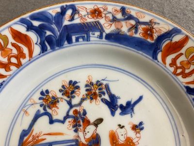 Een paar Chinese Imari-stijl borden met een dame en twee jongens in een tuin, Kangxi — foto 4
