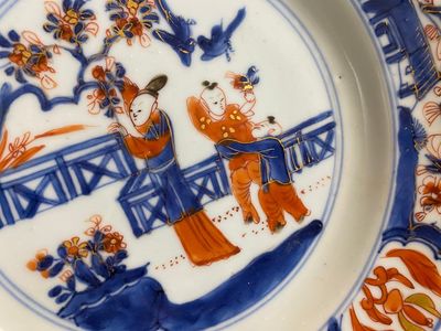 Een paar Chinese Imari-stijl borden met een dame en twee jongens in een tuin, Kangxi — foto 5