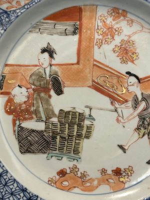 Een paar Chinese Imari-stijl borden met een koopman, dame en jongen, Yongzheng — foto 3