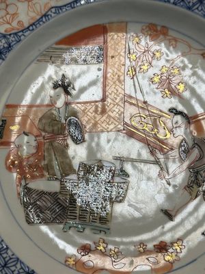 Een paar Chinese Imari-stijl borden met een koopman, dame en jongen, Yongzheng — foto 4