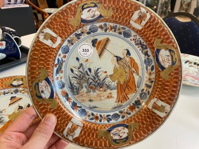 Een paar Chinese Imari-stijl borden met 'Parasoldames' naar Cornelis Pronk, Qianlong — foto 2