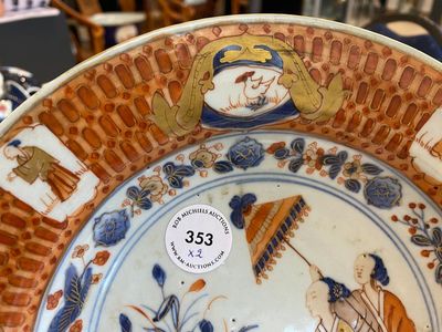 Een paar Chinese Imari-stijl borden met 'Parasoldames' naar Cornelis Pronk, Qianlong — foto 4