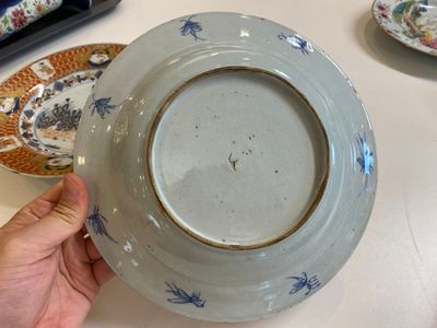 Een paar Chinese Imari-stijl borden met 'Parasoldames' naar Cornelis Pronk, Qianlong — foto 6