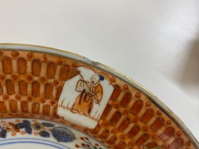 Een paar Chinese Imari-stijl borden met 'Parasoldames' naar Cornelis Pronk, Qianlong — foto 9