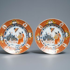 Een paar Chinese Imari-stijl borden naar Cornelis Pronk, 'De parasoldames', Qianlong — foto 2