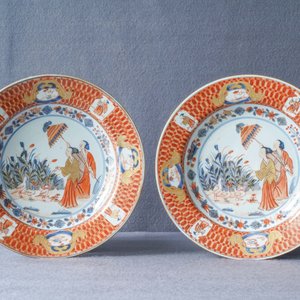 Een paar Chinese Imari-stijl borden naar Cornelis Pronk, 'De parasoldames', Qianlong — foto 4