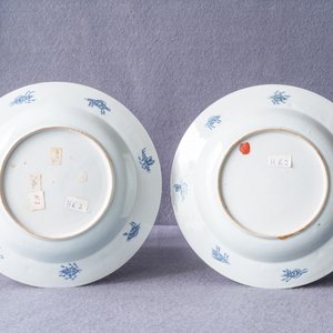 Een paar Chinese Imari-stijl borden naar Cornelis Pronk, 'De parasoldames', Qianlong — foto 5