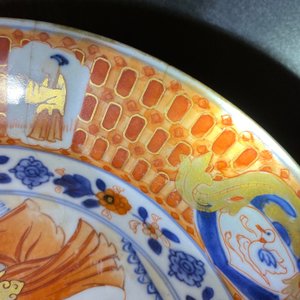 Een paar Chinese Imari-stijl borden naar Cornelis Pronk, 'De parasoldames', Qianlong — foto 11