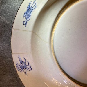 Een paar Chinese Imari-stijl borden naar Cornelis Pronk, 'De parasoldames', Qianlong — foto 12