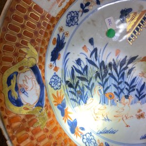 Een paar Chinese Imari-stijl borden naar Cornelis Pronk, 'De parasoldames', Qianlong — foto 6