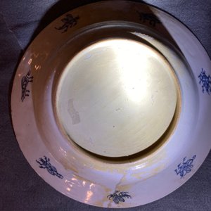 Een paar Chinese Imari-stijl borden naar Cornelis Pronk, 'De parasoldames', Qianlong — foto 7
