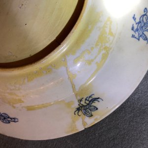 Een paar Chinese Imari-stijl borden naar Cornelis Pronk, 'De parasoldames', Qianlong — foto 8
