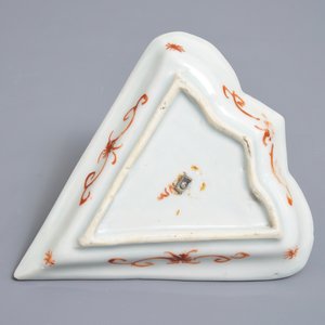 Een paar Chinese Imari-stijl dekselpotten, een hartvormig famille verte schaaltje en een sancai leeuw, Kangxi — foto 11