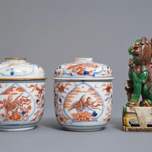 Een paar Chinese Imari-stijl dekselpotten, een hartvormig famille verte schaaltje en een sancai leeuw, Kangxi — foto 4