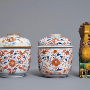Een paar Chinese Imari-stijl dekselpotten, een hartvormig famille verte schaaltje en een sancai leeuw, Kangxi — foto 5