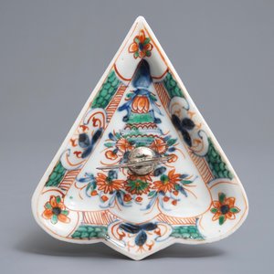 Een paar Chinese Imari-stijl dekselpotten, een hartvormig famille verte schaaltje en een sancai leeuw, Kangxi — foto 10