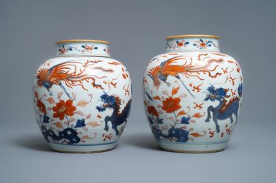 Een paar Chinese Imari-stijl dekselpotten met kylins en feniksen, Kangxi