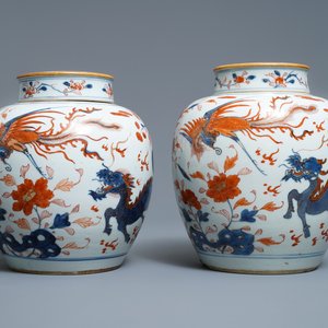 Een paar Chinese Imari-stijl dekselpotten met kylins en feniksen, Kangxi — foto 1