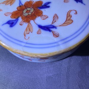 Een paar Chinese Imari-stijl dekselpotten met kylins en feniksen, Kangxi — foto 14