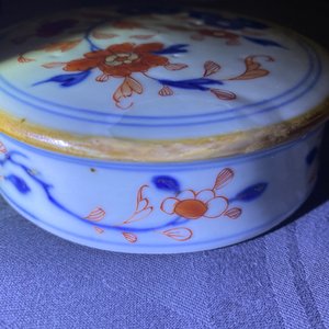 Een paar Chinese Imari-stijl dekselpotten met kylins en feniksen, Kangxi — foto 15