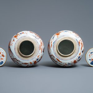 Een paar Chinese Imari-stijl dekselpotten met kylins en feniksen, Kangxi — foto 5