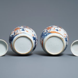 Een paar Chinese Imari-stijl dekselpotten met kylins en feniksen, Kangxi — foto 6