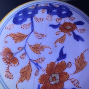 Een paar Chinese Imari-stijl dekselpotten met kylins en feniksen, Kangxi — foto 9