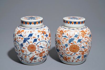 Een paar Chinese Imari-stijl dekselpotten met lotusslingers, Kangxi