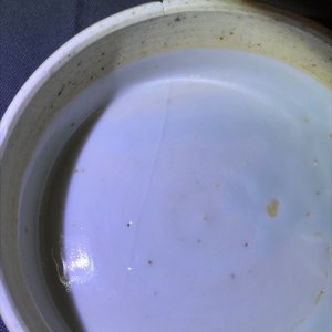 Een paar Chinese Imari-stijl dekselpotten met lotusslingers, Kangxi — foto 13