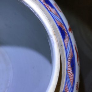 Een paar Chinese Imari-stijl dekselpotten met lotusslingers, Kangxi — foto 14