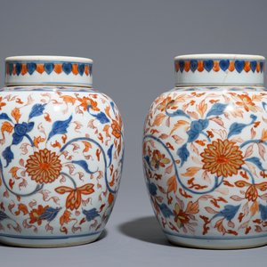 Een paar Chinese Imari-stijl dekselpotten met lotusslingers, Kangxi — foto 4
