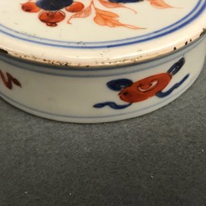 Een paar Chinese Imari-stijl dekselpotten met qilin en feniksen, Kangxi — foto 12