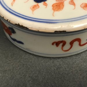 Een paar Chinese Imari-stijl dekselpotten met qilin en feniksen, Kangxi — foto 13