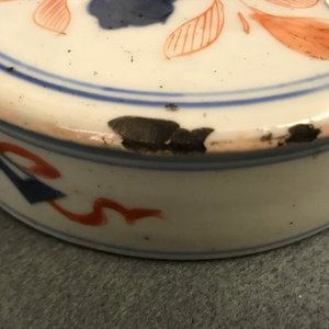 Een paar Chinese Imari-stijl dekselpotten met qilin en feniksen, Kangxi — foto 7