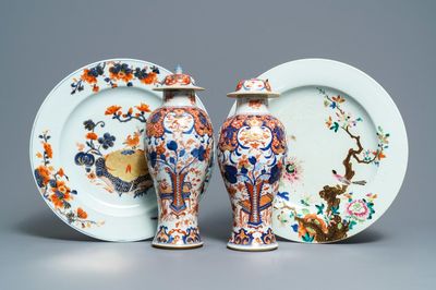Een paar Chinese Imari-stijl en famille rose dekselvazen en twee schotels, Qianlong