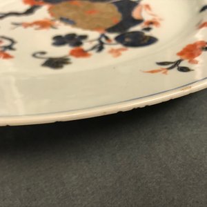Een paar Chinese Imari-stijl en famille rose dekselvazen en twee schotels, Qianlong — foto 14