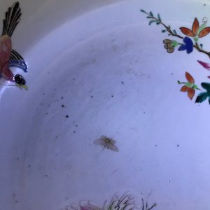 Een paar Chinese Imari-stijl en famille rose dekselvazen en twee schotels, Qianlong — foto 16