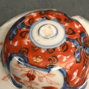 Een paar Chinese Imari-stijl en famille rose dekselvazen en twee schotels, Qianlong — foto 25