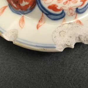 Een paar Chinese Imari-stijl en famille rose dekselvazen en twee schotels, Qianlong — foto 26