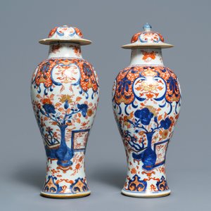 Een paar Chinese Imari-stijl en famille rose dekselvazen en twee schotels, Qianlong — foto 3