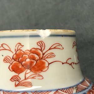 Een paar Chinese Imari-stijl en famille rose dekselvazen en twee schotels, Qianlong — foto 35